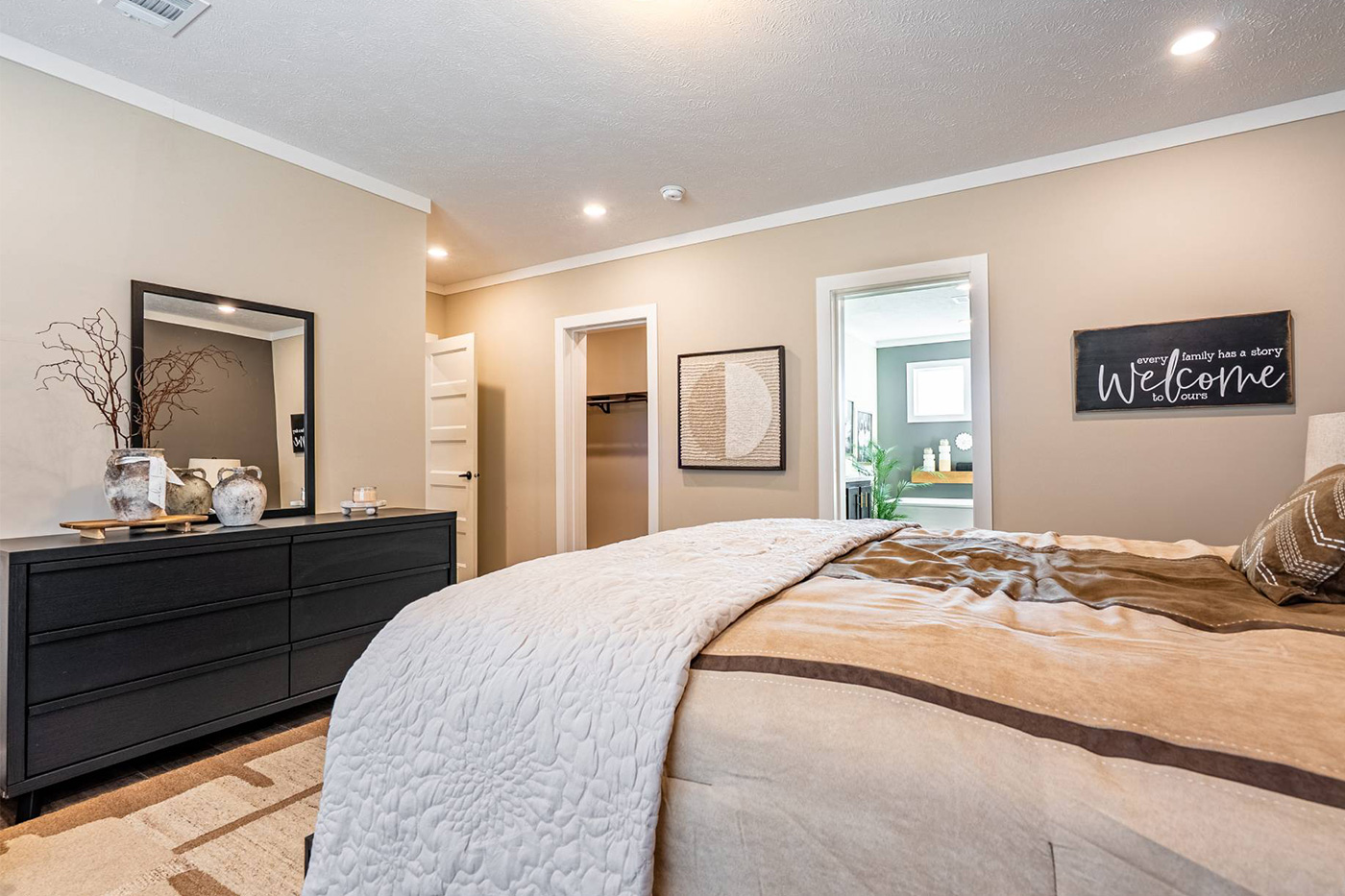 The-Hangout-CS-3263-bedroom-1