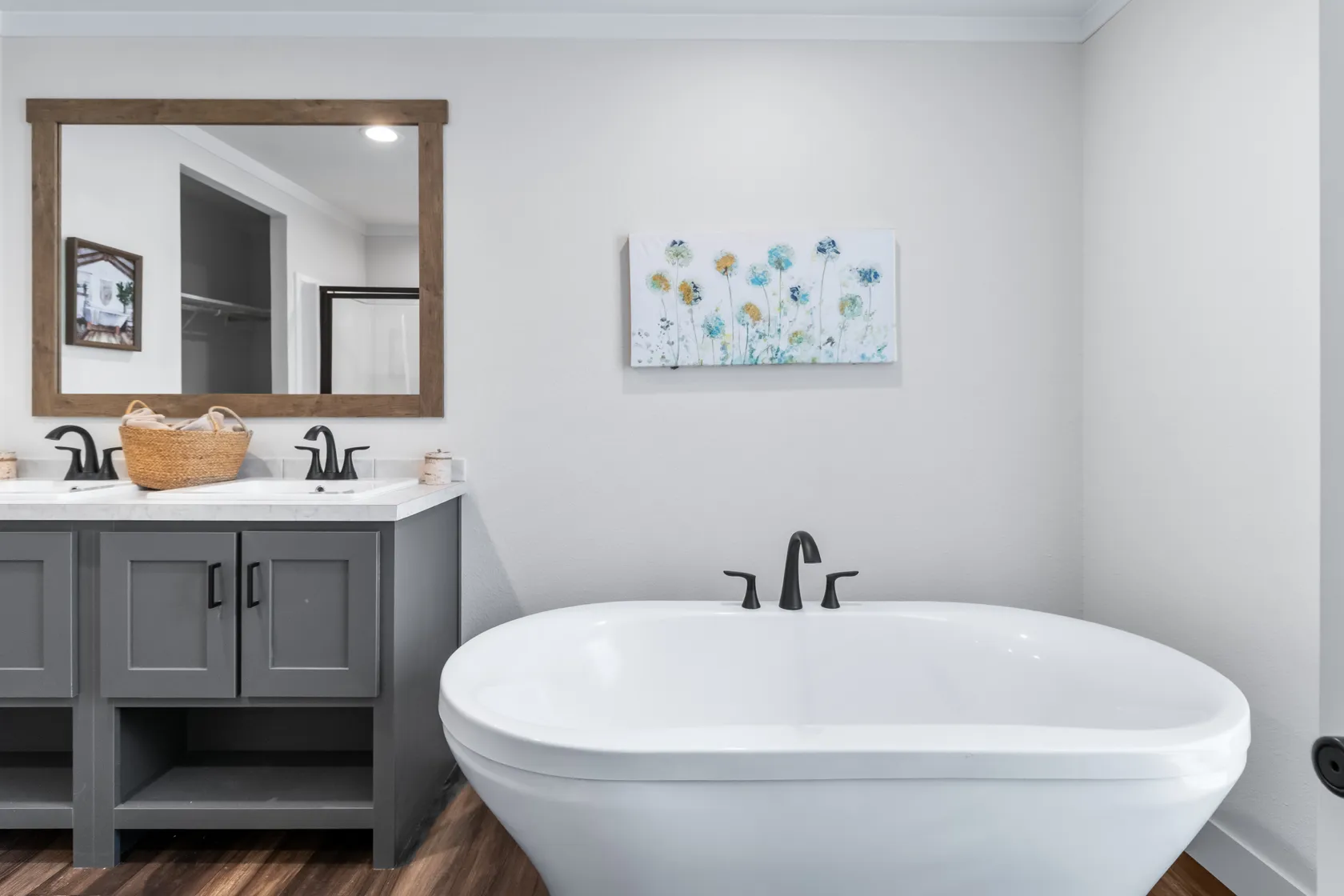 Lexi-Bathroom-Tub-2