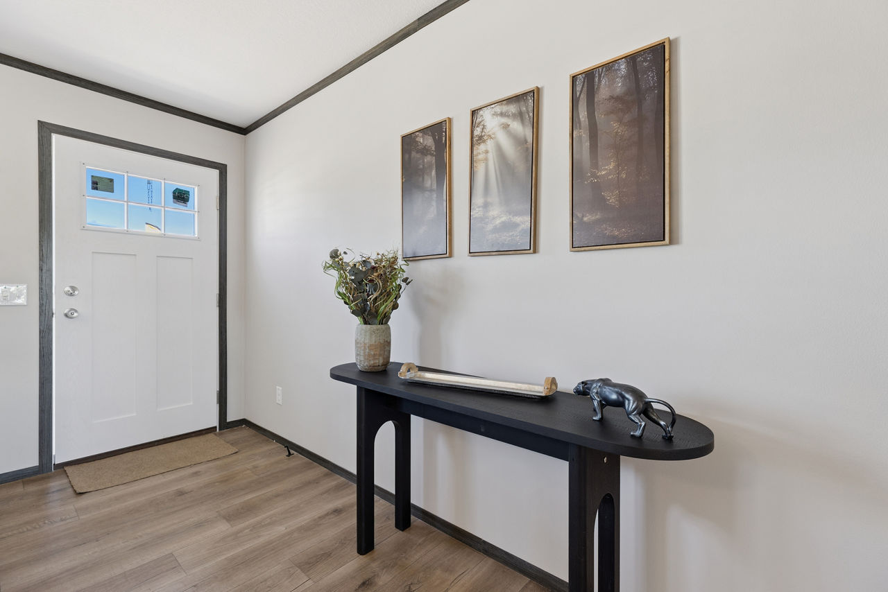 261-lake-manor-3260h32p03-entryway-2
