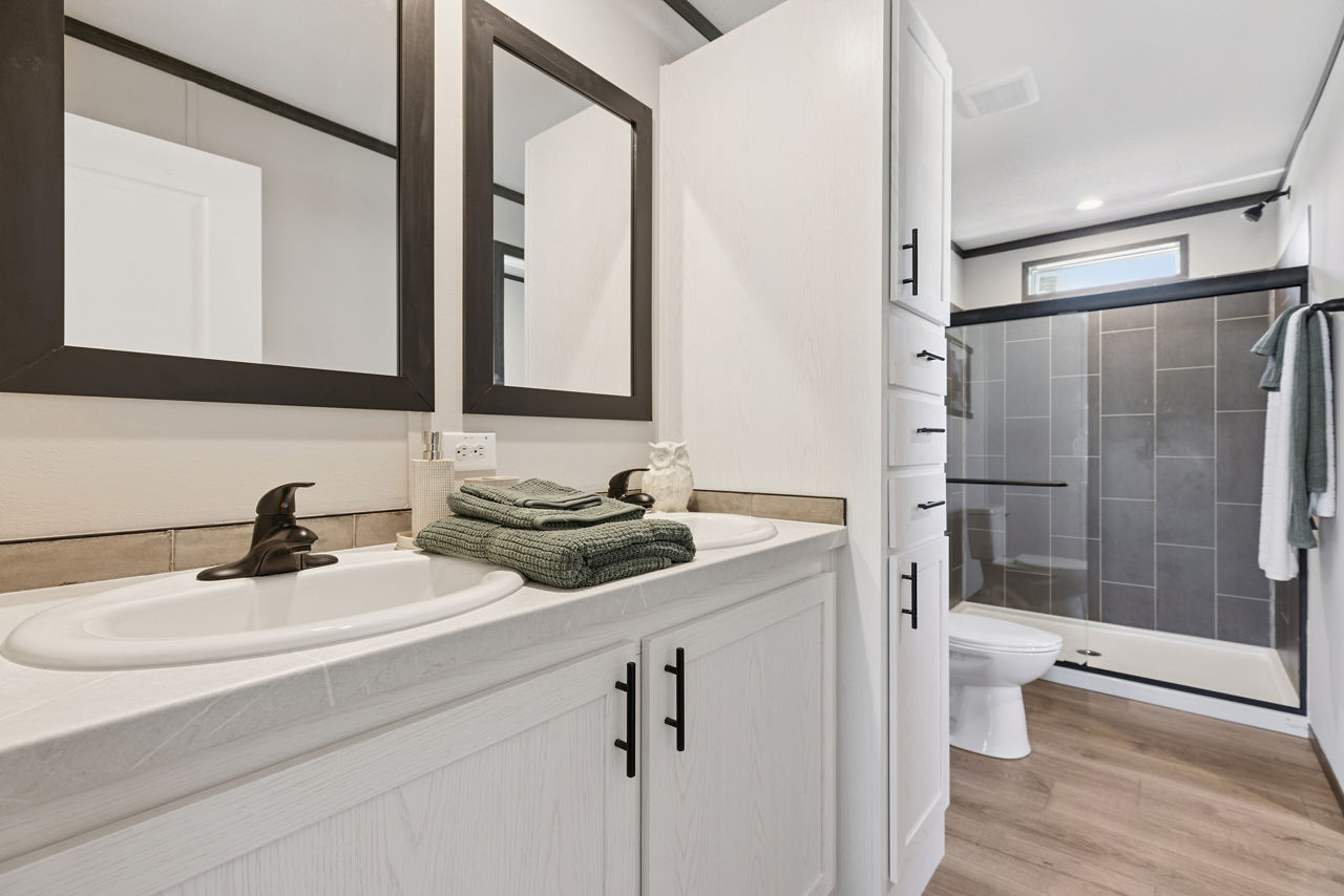 261-lake-manor-3260h32p03-primary-bath-1