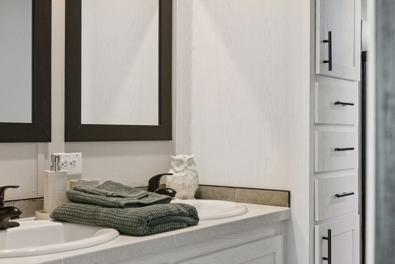 261-lake-manor-3260h32p03-primary-bath-sink-linen